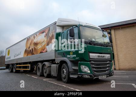 Il veicolo DAF CF e il rimorchio con cassone in acciaio di Morrison entrano nel parcheggio di un negozio per effettuare una consegna Foto Stock