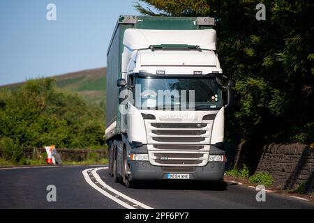 Un autocarro articolato Scania che tira un rimorchio con teloni laterali si dirige verso Sheffield e Barnsley sul A628 Woodhead Pass Foto Stock