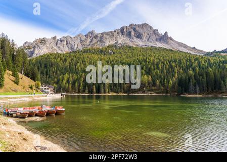 Lago di Misurina nelle Dolomiti d'Italia vicino Cortina D'Ampezzo. Giorno estivo soleggiato con cielo blu e nuvole Foto Stock