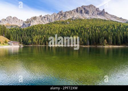 Lago di Misurina nelle Dolomiti d'Italia vicino Cortina D'Ampezzo. Giorno estivo soleggiato con cielo blu e nuvole Foto Stock