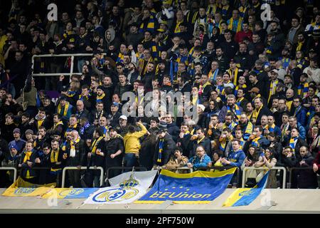 BRUXELLES, BELGIO - MARZO 16: Tifosi e sostenitori di Royale Union Saint-Gilloise durante il round della UEFA Europa League di 16 tappa due partita tra Royale Union Saint-Gilloise e 1. FC Union Berlin allo stadio Anderlecht il 16 marzo 2023 a Bruxelles, Belgio (Foto di René Nijhuis/Orange Pictures) Foto Stock