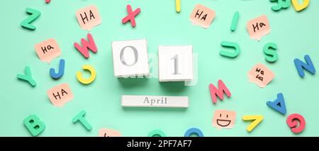 Calendario con la data di aprile Fool's Day e lettere colorate su sfondo menta Foto Stock