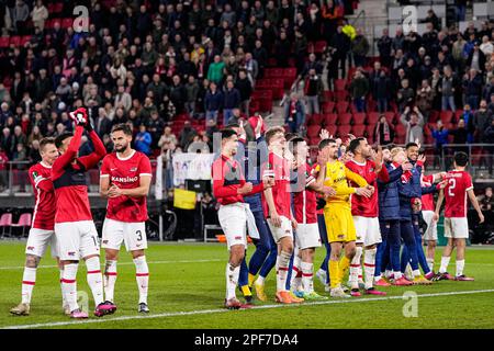 ALKMAAR, PAESI BASSI - 16 MARZO: I giocatori di AZ Alkmaar festeggiano la vittoria durante il turno di 16 tappa due - UEFA Europa Conference League partita tra AZ Alkmaar e SS Lazio allo stadio AZ il 16 marzo 2023 ad Alkmaar, Paesi Bassi (Foto di Patrick Goosen/Orange Pictures) Foto Stock