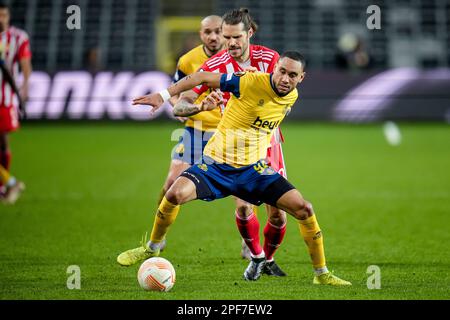 BRUXELLES, BELGIO - MARZO 16: Loic Lapoussin di Royale Union Saint-Gilloise, Christopher Trimmel del 1. FC Union Berlin durante il round della UEFA Europa League di 16 tappa due partita tra Royale Union Saint-Gilloise e 1. FC Union Berlin allo stadio Anderlecht il 16 marzo 2023 a Bruxelles, Belgio (Foto di René Nijhuis/Orange Pictures) Foto Stock