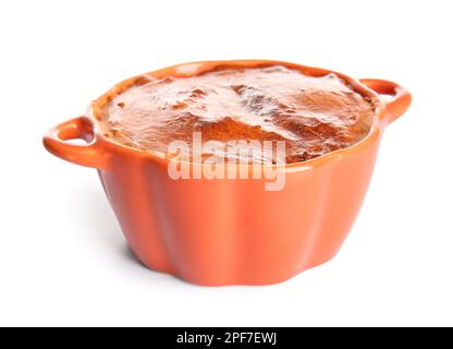 Deliziosa torta di carne in forma di cottura isolata su sfondo bianco Foto Stock