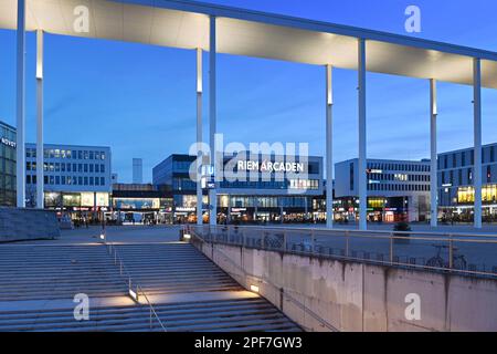 Monaco, Germania. 16th Mar, 2023. Centro commerciale Riem Arcaden a Monaco Messestadt, Willy Brandt Platz. riprese all'aperto. ? Credit: dpa/Alamy Live News Foto Stock