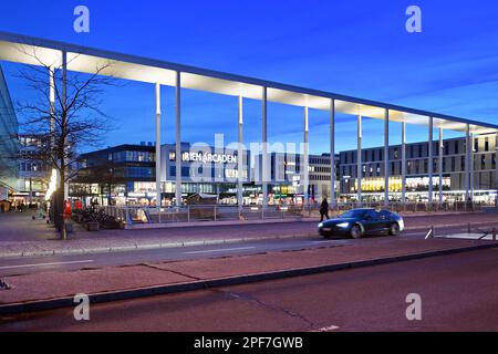 Monaco, Germania. 16th Mar, 2023. Centro commerciale Riem Arcaden a Monaco Messestadt, Willy Brandt Platz. riprese all'aperto. ? Credit: dpa/Alamy Live News Foto Stock