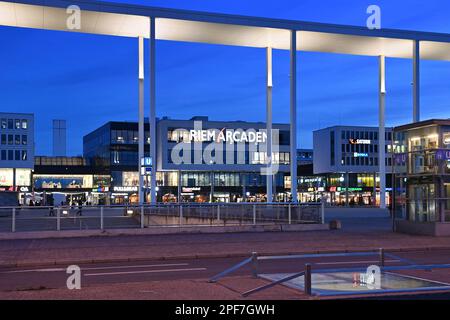 Monaco, Germania. 16th Mar, 2023. Centro commerciale Riem Arcaden a Monaco Messestadt, Willy Brandt Platz. riprese all'aperto. ? Credit: dpa/Alamy Live News Foto Stock