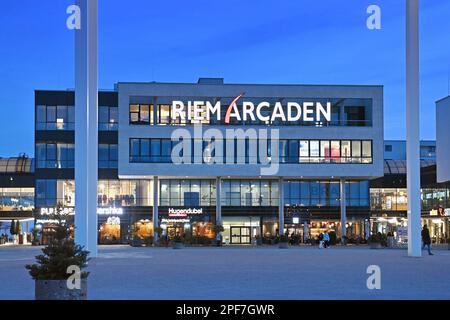 Monaco, Germania. 16th Mar, 2023. Centro commerciale Riem Arcaden a Monaco Messestadt, Willy Brandt Platz. riprese all'aperto. ? Credit: dpa/Alamy Live News Foto Stock