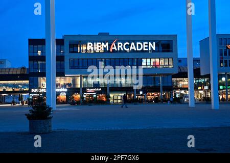 Monaco, Germania. 16th Mar, 2023. Centro commerciale Riem Arcaden a Monaco Messestadt, Willy Brandt Platz. riprese all'aperto. ? Credit: dpa/Alamy Live News Foto Stock