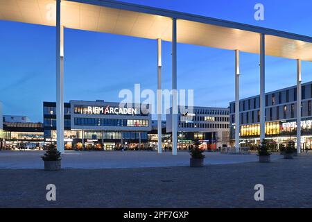 Monaco, Germania. 16th Mar, 2023. Centro commerciale Riem Arcaden a Monaco Messestadt, Willy Brandt Platz. riprese all'aperto. ? Credit: dpa/Alamy Live News Foto Stock