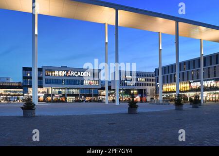 Monaco, Germania. 16th Mar, 2023. Centro commerciale Riem Arcaden a Monaco Messestadt, Willy Brandt Platz. riprese all'aperto. ? Credit: dpa/Alamy Live News Foto Stock