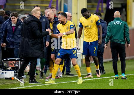 BRUXELLES, BELGIO - MARZO 16: Loic Lapoussin di Royale Union Saint-Gilloise, Coach Karel Geraerts di Royale Union Saint-Gilloise che celebra la vittoria durante la UEFA Europa League Round di 16 tappa due partita tra Royale Union Saint-Gilloise e 1. FC Union Berlin allo stadio Anderlecht il 16 marzo 2023 a Bruxelles, Belgio (Foto di René Nijhuis/Orange Pictures) Foto Stock