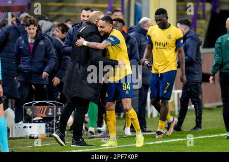 BRUXELLES, BELGIO - MARZO 16: Loic Lapoussin di Royale Union Saint-Gilloise, Coach Karel Geraerts di Royale Union Saint-Gilloise che celebra la vittoria durante la UEFA Europa League Round di 16 tappa due partita tra Royale Union Saint-Gilloise e 1. FC Union Berlin allo stadio Anderlecht il 16 marzo 2023 a Bruxelles, Belgio (Foto di René Nijhuis/Orange Pictures) Foto Stock