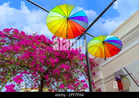 Repubblica Dominicana, colorata strada ombrello coloniale a Puerto Plata. Foto Stock