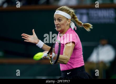 15 marzo 2023 Petra Kvitova della Repubblica Ceca restituisce un colpo contro Maria Sakkari della Grecia durante il BNP Paribas Open 2023 all'Indian Wells Tennis Garden di Indian Wells, California. Credito fotografico obbligatorio: Charles Baus/CSM Foto Stock