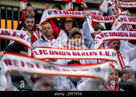 BRUXELLES, BELGIO - MARZO 16: Tifosi e sostenitori del 1. FC Union Berlin durante il round della UEFA Europa League di 16 tappa due partita tra Royale Union Saint-Gilloise e 1. FC Union Berlin allo stadio Anderlecht il 16 marzo 2023 a Bruxelles, Belgio (Foto di René Nijhuis/Orange Pictures) Foto Stock