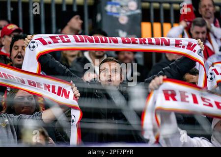 BRUXELLES, BELGIO - MARZO 16: Tifosi e sostenitori del 1. FC Union Berlin durante il round della UEFA Europa League di 16 tappa due partita tra Royale Union Saint-Gilloise e 1. FC Union Berlin allo stadio Anderlecht il 16 marzo 2023 a Bruxelles, Belgio (Foto di René Nijhuis/Orange Pictures) Foto Stock