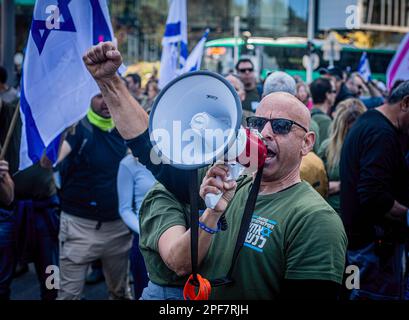 Bnei Brak, Israele. 16th Mar, 2023. Un membro del movimento Brothers in Arm Reserve Soldiers partecipa a una protesta contro la riforma giudiziaria nella città ultra ortodossa di Beni Brak, a est di Tel Aviv. I manifestanti israeliani hanno tenuto dimostrazioni contro un controverso piano di governo per riformare il sistema giudiziario, respingendo il primo ministro Benjamin Netanyahu dopo aver respinto una proposta di compromesso volta a disinnescare la crisi. (Foto di Eyal Warshavsky/SOPA Images/Sipa USA) Credit: Sipa USA/Alamy Live News Foto Stock