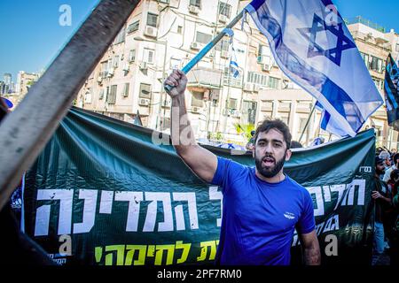 Bnei Brak, Israele. 16th Mar, 2023. Un membro del movimento Brothers in Arm Reserve Soldiers partecipa a una protesta contro la riforma giudiziaria nella città ultra ortodossa di Beni Brak, a est di Tel Aviv. I manifestanti israeliani hanno tenuto dimostrazioni contro un controverso piano di governo per riformare il sistema giudiziario, respingendo il primo ministro Benjamin Netanyahu dopo aver respinto una proposta di compromesso volta a disinnescare la crisi. (Foto di Eyal Warshavsky/SOPA Images/Sipa USA) Credit: Sipa USA/Alamy Live News Foto Stock