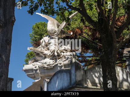 Angelo intagliato sopra volte funerarie e mausolei nel cimitero la Recoleta di Buenos Aires Argentina Foto Stock