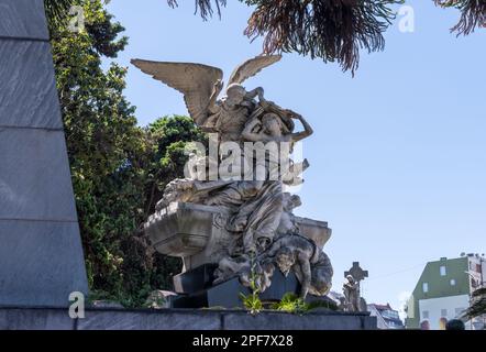 Angelo intagliato sopra volte funerarie e mausolei nel cimitero la Recoleta di Buenos Aires Argentina Foto Stock