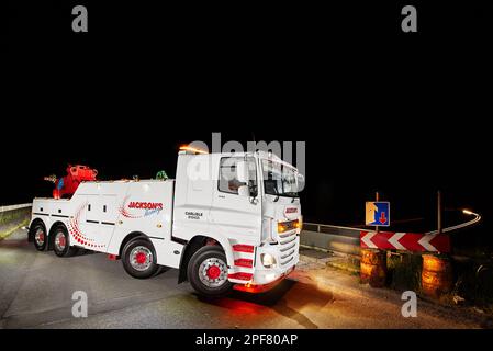 Veicolo DAF a otto ruote per rottami parcheggiato su una strada sopra l'autostrada M6 a Cumbria ar night Foto Stock