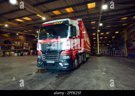 CAMION MAN con rimorchio per teloni retrattili parcheggiato in un magazzino Foto Stock