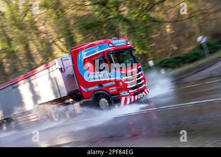 Scania cassone ribaltabile che attraversa le acque di alluvione sulla A623 vicino al villaggio di Stoney Middleton nel Derbyshire Foto Stock