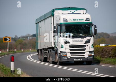 A. W. Jenkinson prodotti forestali e del legno camion che arrotonda un angolo su una strada rurale A con i chevrons e le doppie linee bianche Foto Stock