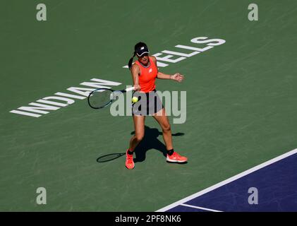 16 marzo 2023 Sorana Cirstea di Romania restituisce un colpo contro IgA Swiatek di Polonia durante il BNP Paribas Open 2023 all'Indian Wells Tennis Garden di Indian Wells, California. Credito fotografico obbligatorio: Charles Baus/CSM Foto Stock