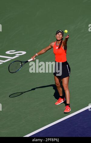 16 marzo 2023 Sorana Cirstea di Romania serve contro IgA Swiatek di Polonia durante il BNP Paribas Open 2023 all'Indian Wells Tennis Garden di Indian Wells, California. Credito fotografico obbligatorio: Charles Baus/CSM Foto Stock