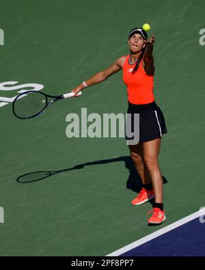 16 marzo 2023 Sorana Cirstea di Romania serve contro IgA Swiatek di Polonia durante il BNP Paribas Open 2023 all'Indian Wells Tennis Garden di Indian Wells, California. Credito fotografico obbligatorio: Charles Baus/CSM Foto Stock