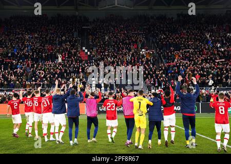 ALKMAAR - i giocatori dell'AZ festeggiano la vittoria 2-1 dopo la partita della UEFA Conference League 16 tra AZ Alkmaar e SS Lazio presso lo stadio AFAS il 16 marzo 2023 ad Alkmaar, Paesi Bassi. ANP ED VAN DE POL Foto Stock