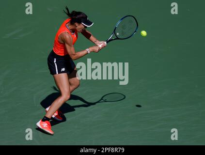 16 marzo 2023 Sorana Cirstea di Romania restituisce un colpo contro IgA Swiatek di Polonia durante il BNP Paribas Open 2023 all'Indian Wells Tennis Garden di Indian Wells, California. Credito fotografico obbligatorio: Charles Baus/CSM Foto Stock