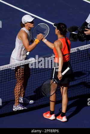 16 marzo 2023 Sorana Cirstea di Romania si congratula con IgA Swiatek di Polonia durante il BNP Paribas Open 2023 al Giardino di Tennis Indian Wells di Indian Wells, California. Credito fotografico obbligatorio: Charles Baus/CSM Foto Stock