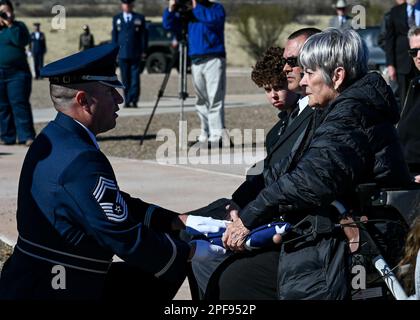 Sierra Vista, Arizona, Stati Uniti. 25th Jan, 2023. Un membro degli Stati Uniti La Guardia d'onore dell'Aeronautica militare presenta la bandiera americana a Paula Desmarasis, figlia del Capo Maestro in pensione Sgt. Paul Kerchum, durante la sua cerimonia di interminamento al Southern Arizona Memorial Veterans Cemeterans Cemetery, Sierra Vista, Ariz., 25 gennaio 2023. Kerchum morì il 17 dicembre 2022, e fu messo a riposo con pieni onori militari su quello che sarebbe stato il suo 103rd° compleanno. Fu un POW della seconda guerra mondiale e l'ultimo sopravvissuto della marcia di morte di Bataan di 65 miglia nelle isole Filippine. (Foto di Airman 1st Class Paige Weldon) (Credit Image: © U.S. Foto Stock