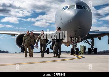 STATI UNITI Air Force Airmen assegnati alla 305th Air Mobility Wing conducono un Engine Running Crew Change (ERCC) durante l'esercitazione White Stag presso la base comune McGuire-Dix-Lakehurst, N.J., 8 marzo 2023. Un ERCC consente agli equipaggi aerei di cambiare mentre l'aeromobile è ancora in funzione, riducendo al minimo la possibilità di problemi di manutenzione. L'ERCC faceva parte di Esercitazione White Stag, un esercizio di preparazione a tutto spettro che ha dimostrato la capacità complessiva dell'Ala per la mobilità aerea del 305th di implementare e sostenere una rapida mobilità globale in tutto il mondo. (STATI UNITI Foto dell'aeronautica militare di Sergio Avalos) Foto Stock