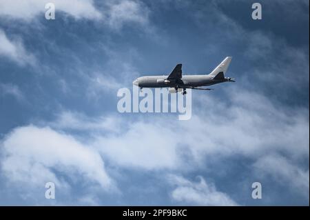 Un KC-46A Pegasus assegnato alla 305th Air Mobility Wing si prepara ad atterrare per un Engine Running Crew Change durante l'esercitazione White Stag presso la Joint base McGuire-Dix-Lakehurst, N.J., 8 marzo 2023. Un ERCC consente agli equipaggi aerei di cambiare mentre l'aeromobile è ancora in funzione, riducendo al minimo la possibilità di problemi di manutenzione. L'ERCC faceva parte di Esercitazione White Stag, un esercizio di preparazione a tutto spettro che ha dimostrato la capacità complessiva dell'Ala per la mobilità aerea del 305th di implementare e sostenere una rapida mobilità globale in tutto il mondo. (STATI UNITI Foto dell'aeronautica militare di Sergio Avalos) Foto Stock