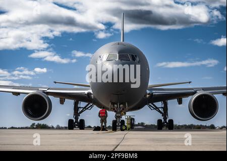 STATI UNITI Air Force Airmen assegnati alla 305th Air Mobility Wing conducono un Engine Running Crew Change (ERCC) durante l'esercitazione White Stag presso la base comune McGuire-Dix-Lakehurst, N.J., 8 marzo 2023. Un ERCC consente agli equipaggi aerei di cambiare mentre l'aeromobile è ancora in funzione, riducendo al minimo la possibilità di problemi di manutenzione. L'ERCC faceva parte di Esercitazione White Stag, un esercizio di preparazione a tutto spettro che ha dimostrato la capacità complessiva dell'Ala per la mobilità aerea del 305th di implementare e sostenere una rapida mobilità globale in tutto il mondo. (STATI UNITI Foto dell'aeronautica militare di Sergio Avalos) Foto Stock