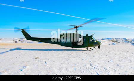 STATI UNITI I militari con lo Squadrone di elicottero 54th (HS) atterrano un UH-1N Huey in un campo vicino al fiume di Little Knife, il Dakota del Nord, 13 marzo 2023. Il 54th HS fornisce la risposta di sicurezza dell'elicottero per l'ala missilistica 91st e supporta le attività di ordine di guerra di emergenza trasportando le squadre di risposta tattica a sostegno della negazione e della ricattura della struttura di lancio così come le operazioni di convoglio. (STATI UNITI Air Force foto di staff Sgt. Michael A. Richmond) Foto Stock