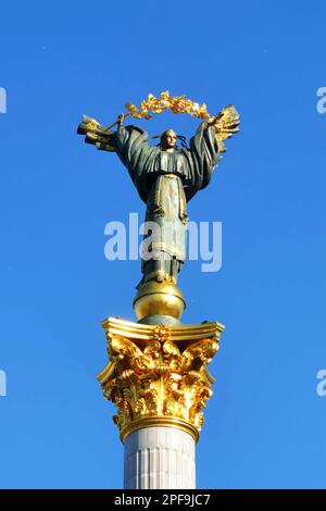 Monumento all'indipendenza a Kiev, illustrazione vettoriale concettuale indipendente dell'Ucraina. Scultura in bronzo e oro Illustrazione Vettoriale