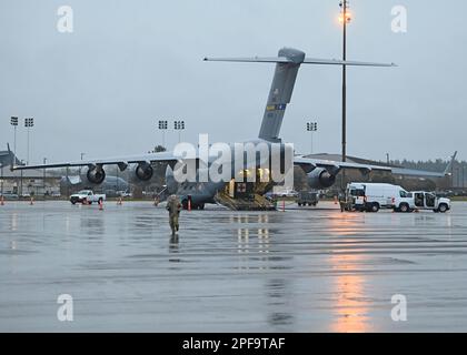 Un C-17 Globemaster III assegnato alla base congiunta McGuire-Dix-Lakehurst è caricato con forniture e pazienti per partecipare a Ultimate Caduceus alla base congiunta Lewis-McChord, Washington, 13 marzo 2023. UC23 è progettato per esercitare il movimento del paziente tra le sale operatoria e per la distribuzione del paziente negli Stati Uniti. L’esercizio convaliderà la prontezza dell’impresa di movimento dei pazienti, valutando la capacità dei partecipanti di aumentare le forze e di distribuire risorse mediche sufficienti per fornire un trasporto rapido dei pazienti, fornendo al contempo assistenza critica. (STATI UNITI Air Force foto di Senior Airman Callie Norton) Foto Stock