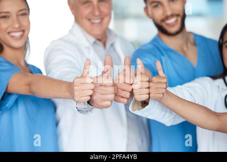 Sia il cambiamento che desiderate vedere. una squadra di personale medico che dà i pollici in su. Foto Stock