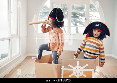 Pirata, box e giochi con i bambini in salotto per giocare, creativi e immaginare. Fantasia, relax e festa con i bambini in barca a vela in cartone Foto Stock