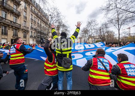 Parigi, Francia. 15th Mar, 2023. I dimostranti cantano slogan durante la dimostrazione. Il 15 marzo è stato segnato dall'ottavo sciopero generale dovuto alla nuova riforma pensionistica di Macron, che ha mobilitato centinaia di migliaia di francesi a marciare per le strade di Parigi. (Foto di Telmo Pinto/SOPA Images/Sipa USA) Credit: Sipa USA/Alamy Live News Foto Stock