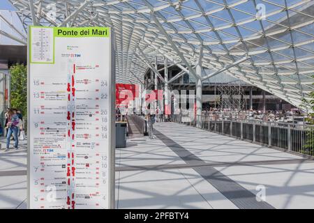 MILANO, ITALIA - 22 APRILE 2018: 57th° salone del Salone Internazionale del Mobile durante la settimana del design milanese. Numerosi visitatori visitano Fiera Rho. Foto Stock