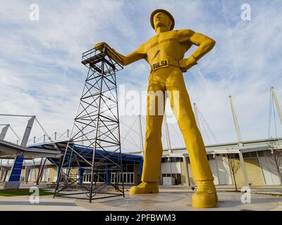 Oklahoma, MAR 1 2023 - Vista esterna soleggiata della Statua Golden Driller nel Tulsa Expo Center Foto Stock