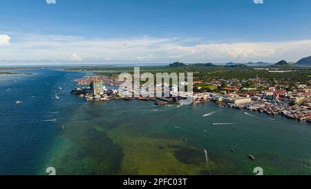 Il drone aereo di Semporna, sulla costa sud-orientale dello stato di Sabah in Malesia, è una contea del distretto di Tawau. Foto Stock