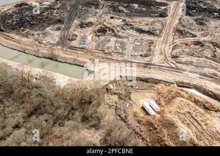 costruzione di condutture fognarie. infrastrutture urbane, linee idriche e fognature. vista aerea dall'alto. Foto Stock